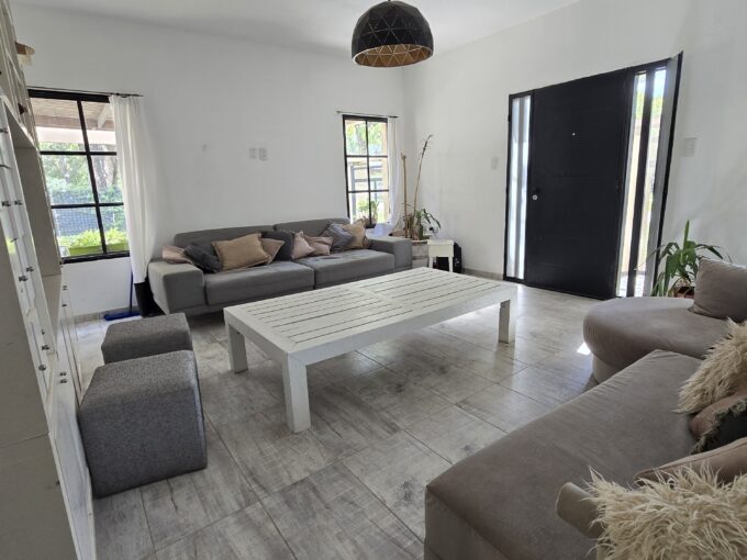 Viví y generá ingresos: casa en Funes con parque, pileta y departamento independiente.