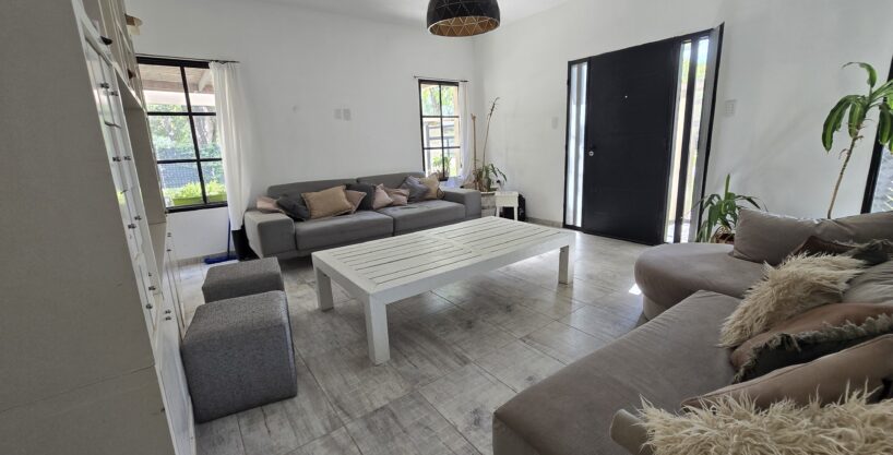 Viví y generá ingresos: casa en Funes con parque, pileta y departamento independiente.